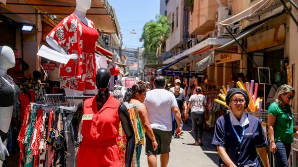 Consumidores fazem compras na antevéspera de Natal no Saara, na região central do Rio de Janeiro, 23 de dezembro de 2025 - Sputnik Brasil