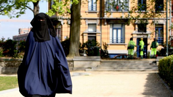 Mulher muçulmana caminha em rua de Bruxelas, na Bélgica, em 22 de abril de 2010 - Sputnik Brasil