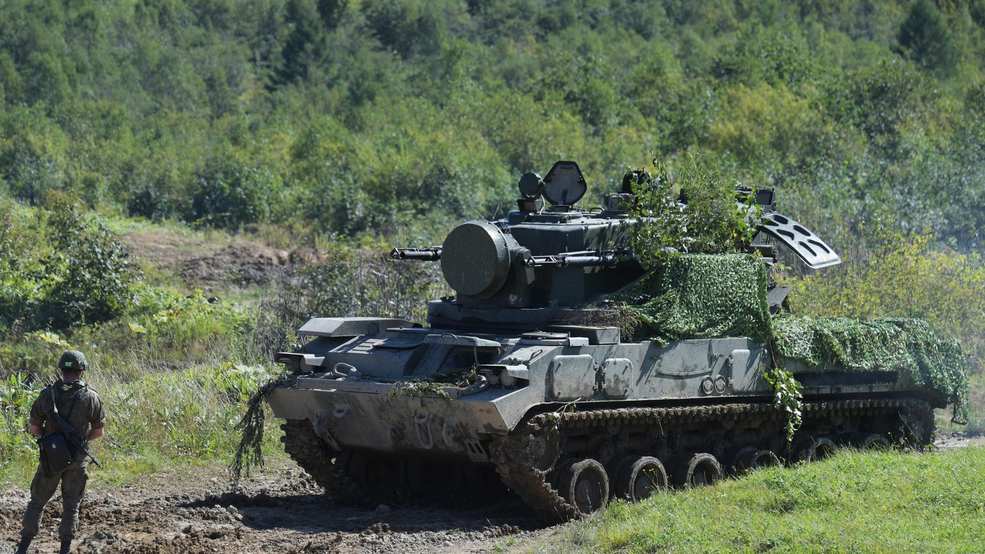 Tropas russas durante os exercícios estratégicos de comando e estado-maior Vostok-2022, no campo de treinamento de Uspenovsky, com um sistema de mísseis antiaéreos Tunguska, em 3 de setembro de 2022 Tropas russas durante os exercícios estratégicos de comando e estado-maior Vostok-2022, no campo de treinamento de Uspenovsky, com um sistema de mísseis antiaéreos Tunguska, em 3 de setembro de 2022 - Sputnik Brasil, 1920, 19.08.2026