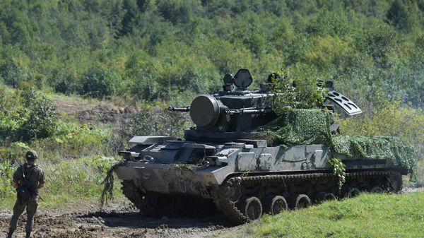 Tropas russas durante os exercícios estratégicos de comando e estado-maior Vostok-2022, no campo de treinamento de Uspenovsky, com um sistema de mísseis antiaéreos Tunguska, em 3 de setembro de 2022 - Sputnik Brasil