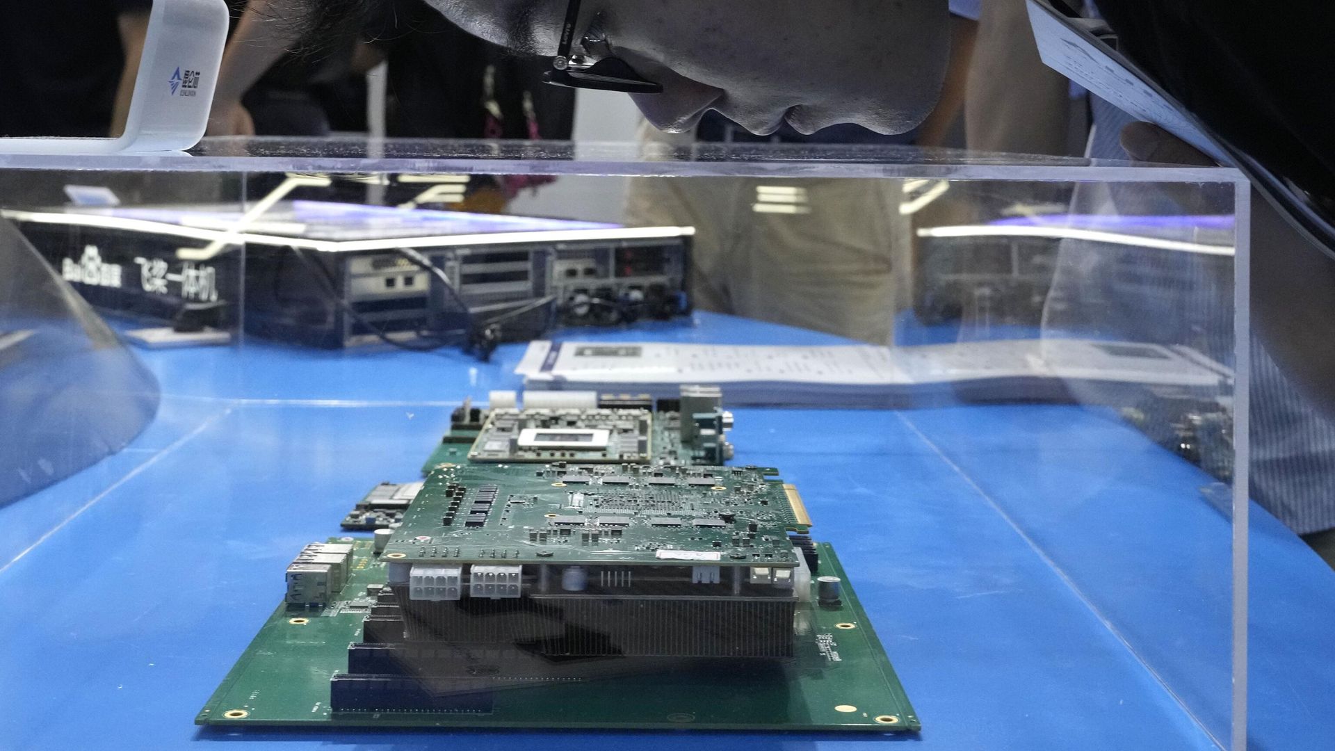 Um visitante examina um chipset de computador no estande da Kunlunxin, desenvolvedora chinesa de semicondutores e chips, durante a Conferência Mundial de IA em Xangai, 5 de julho de 2023 Um visitante examina um chipset de computador no estande da Kunlunxin, desenvolvedora chinesa de semicondutores e chips, durante a Conferência Mundial de IA em Xangai, 5 de julho de 2023 - Sputnik Brasil, 1920, 20.08.2026