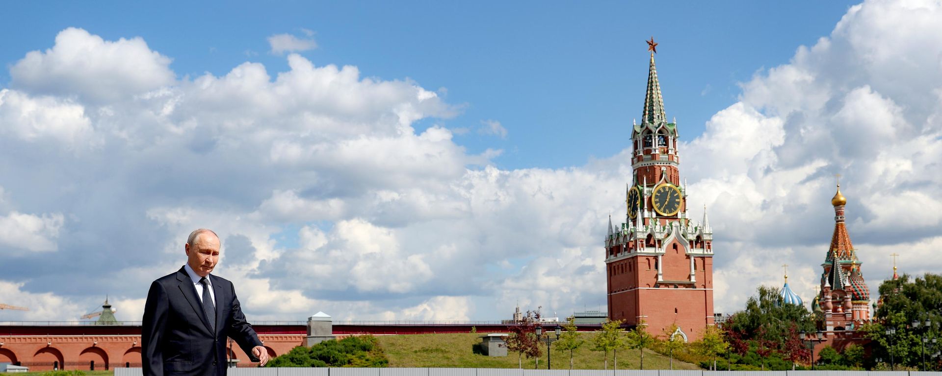 O presidente da Rússia, Vladimir Putin, antes da cerimônia religiosa no Kremlin de Moscou. - Sputnik Brasil, 1920, 26.08.2026