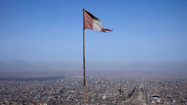 Bandeira do Peru tremula na capital, Lima, em 12 de abril de 2022 - Sputnik Brasil