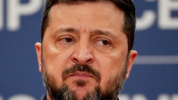 Vladimir Zelensky durante coletiva de imprensa em Belgrado, na Sérvia, em 8 de agosto de 2026 - Sputnik Brasil
