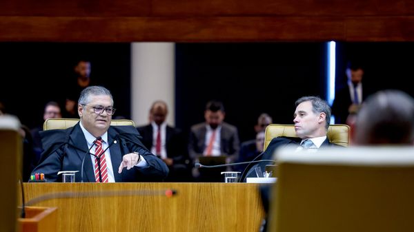 Os ministros do Supremo Tribunal Federal (STF) Flávio Dino e André Mendonça durante sessão plenária da Corte, em 12 de agosto de 2026 - Sputnik Brasil