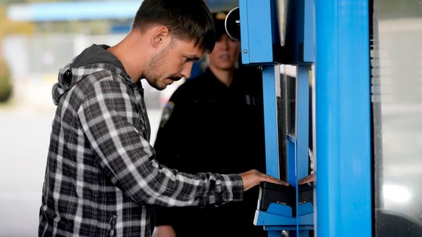 As impressões digitais de um viajante são coletadas na passagem de fronteira de Stara Gradiška, entre a Croácia e a Bósnia e Herzegovina, já que o Sistema de Entrada/Saída (EES) exige que todos os cidadãos que não pertencem à UE registrem seus dados pessoais ao entrarem pela primeira vez no Espaço Schengen - Sputnik Brasil