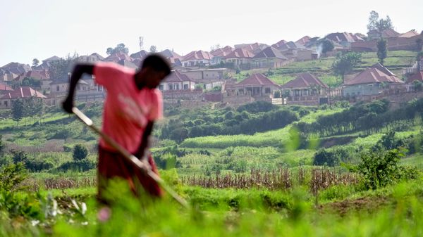 Um agricultor prepara o solo para o plantio em uma fazenda em Kigali, Ruanda, em 17 de março de 2026 - Sputnik Brasil