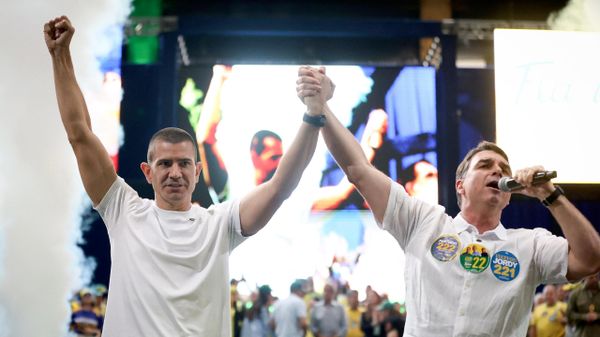 Candidato ao governo do Rio, Douglas Ruas, ao lado do senador e candidato à Presidência, Flávio Bolsonaro, durante evento de campanha do PL. 22 de agosto de 2026 - Sputnik Brasil
