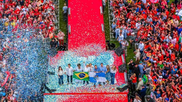 Presidente Luiz Inácio Lula da Silva (PT) durante ato de campanha no estádio Moça Bonita, em Bangu. Rio de Janeiro, 22 de agosto de 2026 - Sputnik Brasil