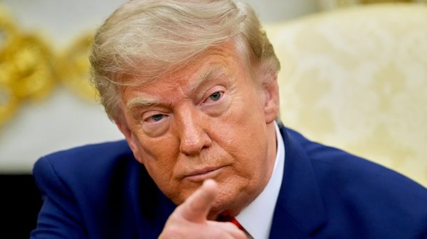O presidente Donald Trump discursa durante uma reunião com o presidente libanês Joseph Aoun no Salão Oval da Casa Branca - Sputnik Brasil