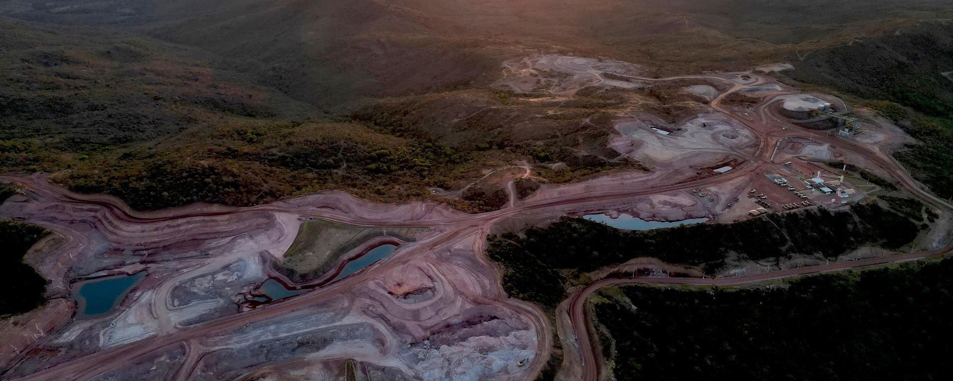 Uma mina operada pela Serra Verde Mining extrai elementos de terras raras — incluindo neodímio, praseodímio, térbio e disprósio, essenciais para a produção de ímãs permanentes — em Minaçu, no estado de Goiás, Brasil - Sputnik Brasil, 1920, 24.08.2026