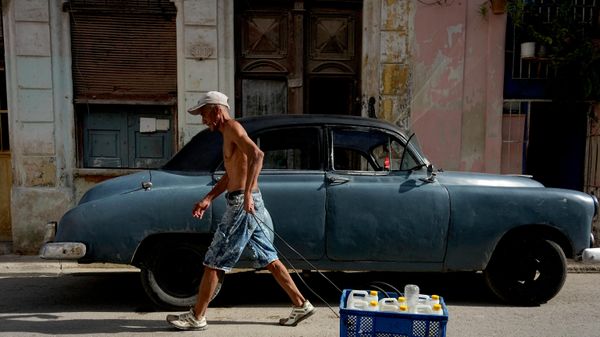 Cubano puxa carrinho com água durante apagão em Havana. Cuba, 3 de agosto de 2026 - Sputnik Brasil