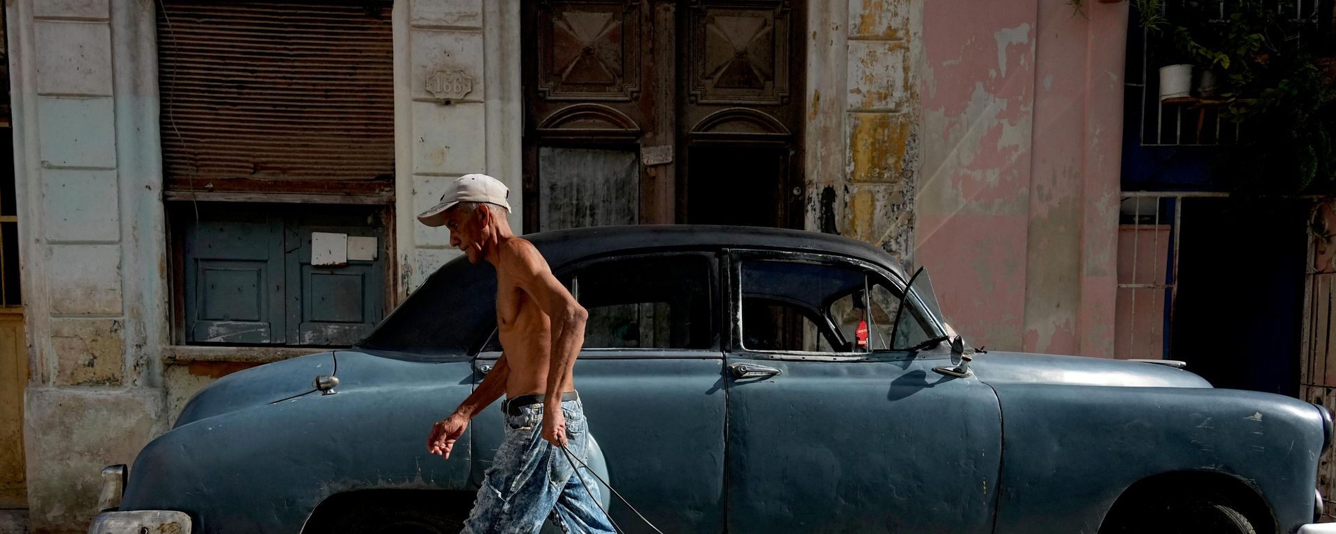 Cubano puxa carrinho com água durante apagão em Havana. Cuba, 3 de agosto de 2026 - Sputnik Brasil, 1920, 24.08.2026