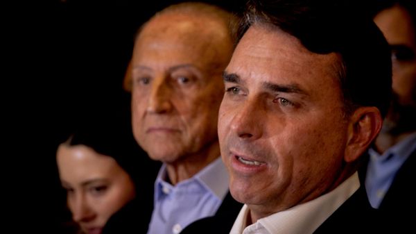 Durante agenda em São Paulo (SP), o candidato à Presidência Flávio Bolsonaro (PL-RJ) cita propostas de campanha na Fiesp. São Paulo, 24 de agosto de 2026 - Sputnik Brasil