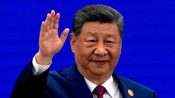 O presidente da China, Xi Jinping, acena durante cerimônia de abertura de evento em Xangai, em 17 de julho de 2026 - Sputnik Brasil