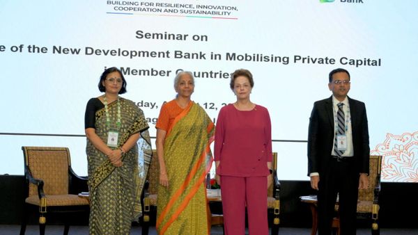 Dilma Rousseff e a ministra indiana Nirmala Sitharaman na abertura do seminário do Banco dos BRICS (NDB) para atração de capital privado, na Índia - Sputnik Brasil