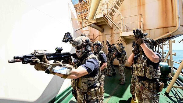 Exercício de combate a pirataria da Força-Tarefa Combinada 151 - Sputnik Brasil