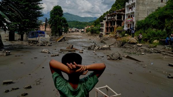 Criança olha devastação causada pela inundação no rio Trishuli, em distrito do Nepal, em 26 de agosto de 2026 - Sputnik Brasil