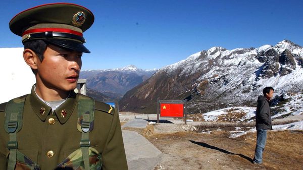 Soldado chinês no passo de Nathu La, na fronteira entre a China e a Índia, na região autônoma do Tibete, em 12 de novembro de 2005 - Sputnik Brasil