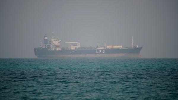 Navio passando pelo estreito de Bab el-Mandeb - Sputnik Brasil
