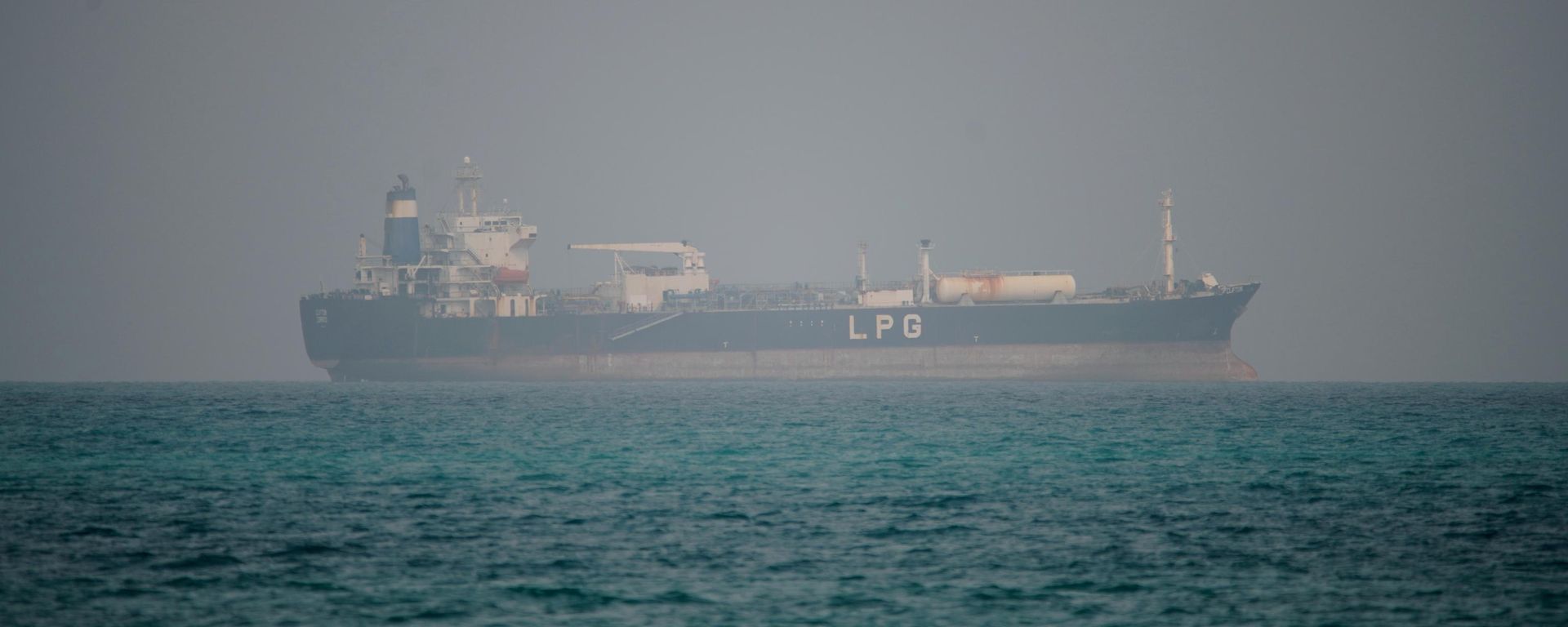 Navio passando pelo estreito de Bab el-Mandeb - Sputnik Brasil, 1920, 27.08.2026
