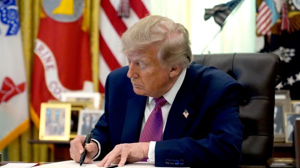 O presidente dos Estados Unidos, Donald Trump, assina decisão executiva que muda o nome do Lago Ontário para Lago América, em 27 de agosto de 2026 - Sputnik Brasil