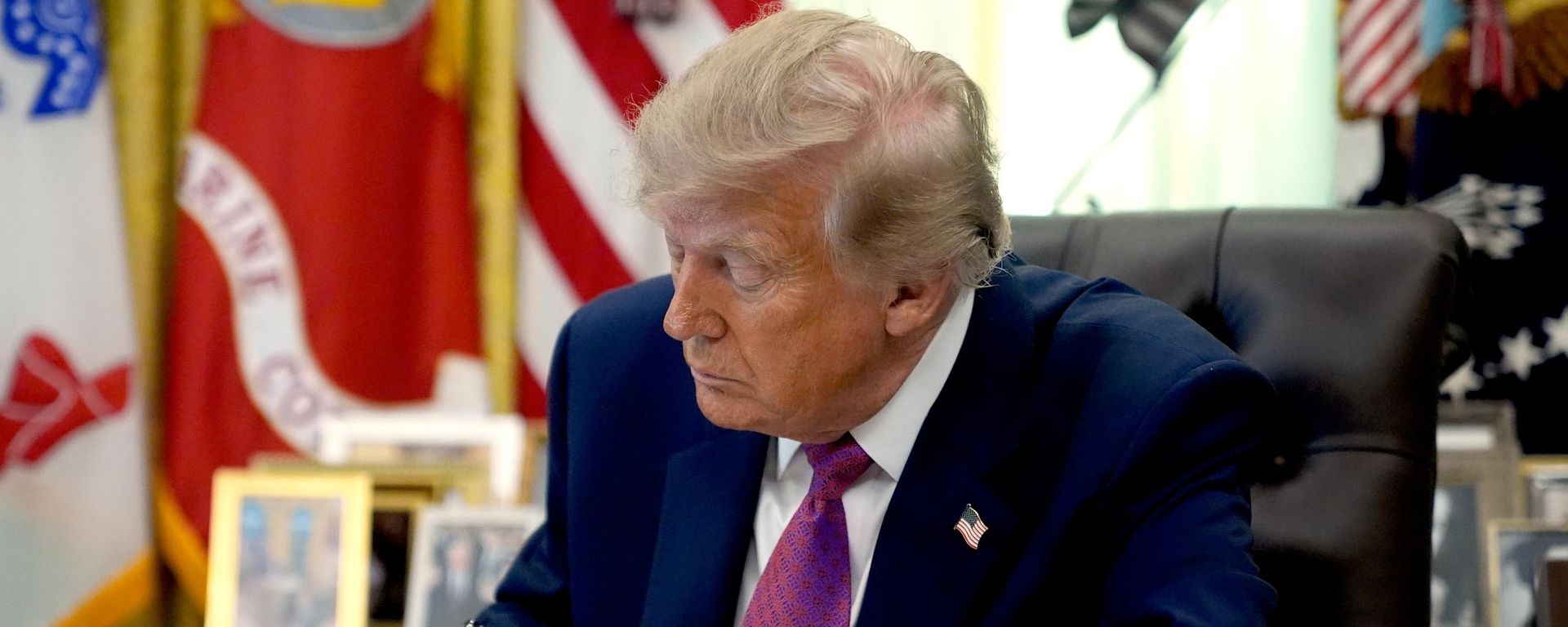 O presidente dos Estados Unidos, Donald Trump, assina decisão executiva que muda o nome do Lago Ontário para Lago América, em 27 de agosto de 2026 - Sputnik Brasil, 1920, 08.10.2026