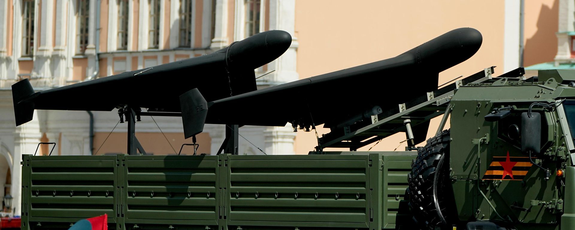 Veículos aéreos não tripulados Geran-2 são transportados por um caminhão durante o desfile militar do Dia da Vitória em Moscou, Rússia, na sexta-feira, 9 de maio de 2025, durante as celebrações do 80º aniversário da vitória da União Soviética sobre a Alemanha nazista na Segunda Guerra Mundial. - Sputnik Brasil, 1920, 09.09.2026