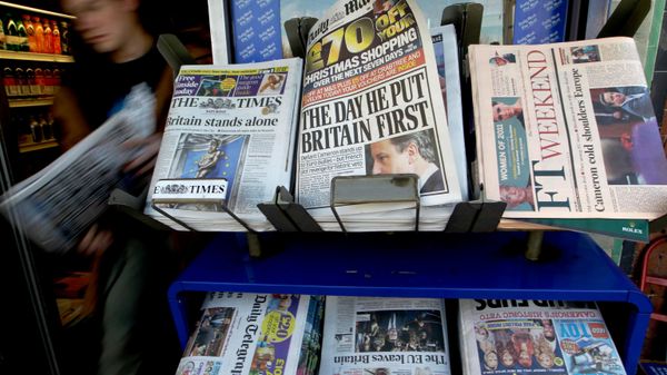 Jornais britânicos são vistos à venda em uma banca de jornais em Wimbledon, sul de Londres - Sputnik Brasil