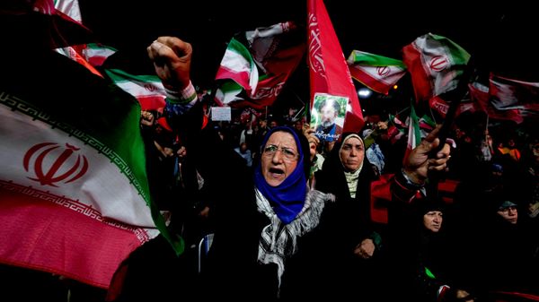 Iranianos vão às ruas para demonstrar apoio ao governo de Teerã, em 26 de agosto de 2026 - Sputnik Brasil