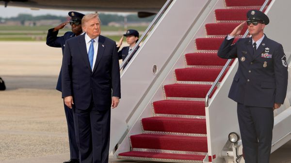 O presidente dos Estados Unidos, Donald Trump, desembarca de avião presidencial em 28 de agosto de 2026 - Sputnik Brasil