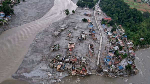 Imagem aérea das consequências da enchente repentina na confluência dos rios Trishuli e Tadi, na área de Devighat, distrito de Nuwakot, Nepal, sábado, 29 de agosto de 2026 - Sputnik Brasil
