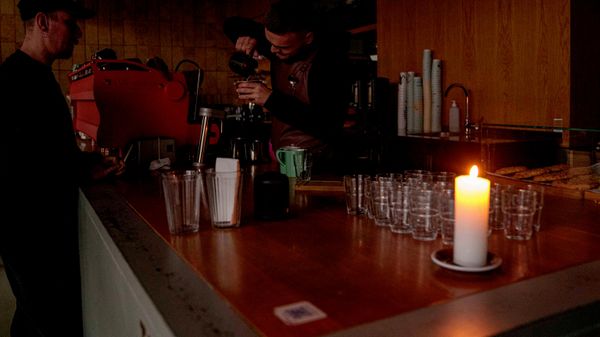Um barman prepara cappuccino na cafeteria Takava durante um apagão em Kiev. Ucrânia, em 29 de novembro de 2024 - Sputnik Brasil