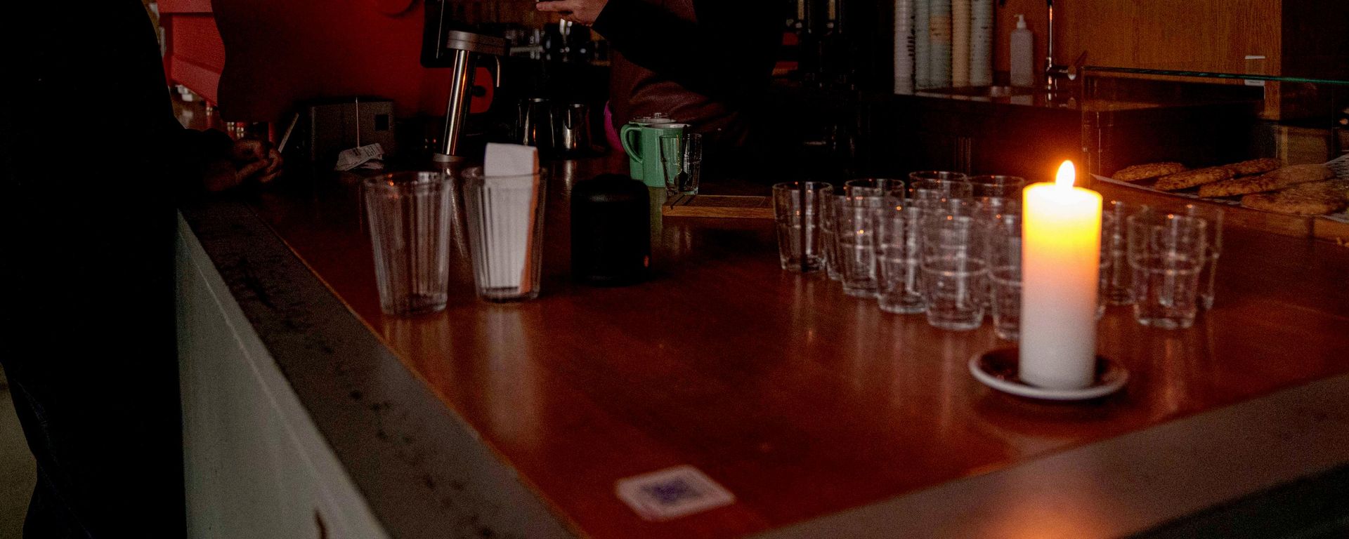 Um barman prepara cappuccino na cafeteria Takava durante um apagão em Kiev. Ucrânia, em 29 de novembro de 2024 - Sputnik Brasil, 1920, 29.08.2026