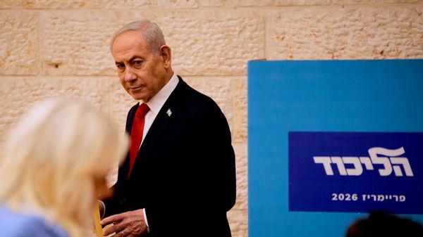 Benjamin Netanyahu vota nas primárias de seu partido, o Likud, antes das eleições gerais de Israel em outubro. Israel, 17 de agosto de 2026 - Sputnik Brasil
