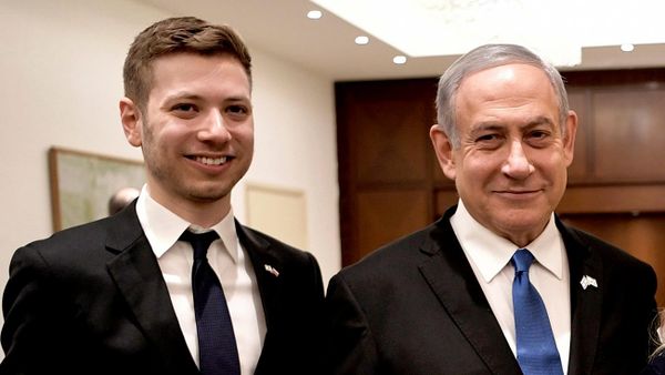Benjamin Netanyahu e seu filho, Yair, posam para foto em Tel Aviv. Israel, 23 de janeiro de 2020 - Sputnik Brasil