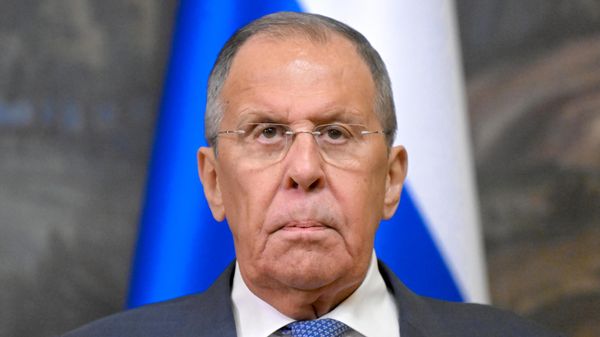 O ministro das Relações Exteriores da Rússia, Sergei Lavrov, durante uma coletiva de imprensa após seu encontro com o Arcebispo Paul Richard Gallagher, Secretário do Vaticano para as Relações com os Estados e Organizações Internacionais, em Moscou, em 25 de agosto de 2026 - Sputnik Brasil