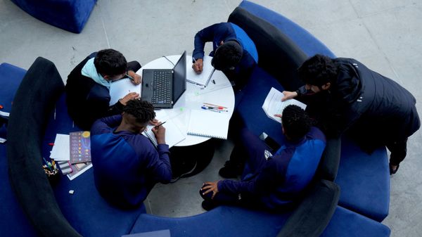 Jovens assistem a uma aula na escola Reinvented IDV, do clube Independiente del Valle, em Quito, Equador, em 17 de outubro de 2022 - Sputnik Brasil