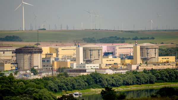 A Usina Nuclear de Cernavodă, que teve de desligar um dos seus reatores devido aos níveis extremamente baixos de água no Rio Danúbio, é vista em Cernavodă, na Romênia. - Sputnik Brasil