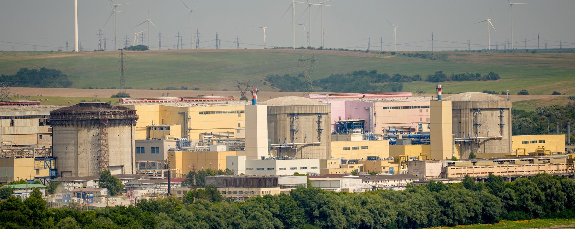 A Usina Nuclear de Cernavodă, que teve de desligar um dos seus reatores devido aos níveis extremamente baixos de água no Rio Danúbio, é vista em Cernavodă, na Romênia. - Sputnik Brasil, 1920, 31.08.2026