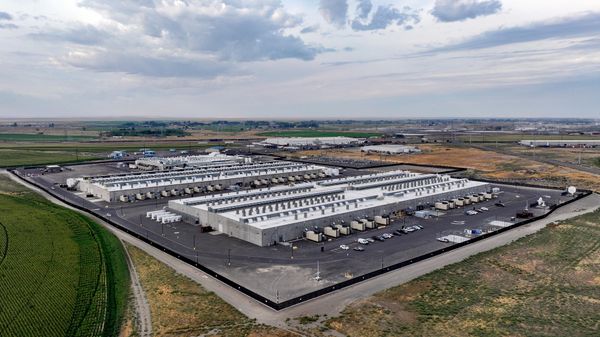 O centro de dados da Amazon Web Services é visto em Boardman, Oregon, 22 de agosto de 2024 - Sputnik Brasil