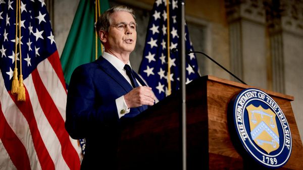 O secretário do Tesouro dos EUA, Scott Bessent, discursa durante uma coletiva de imprensa para detalhar novas sanções contra o Irã, no Departamento do Tesouro em Washington, D.C., EUA, 24 de agosto de 2026 - Sputnik Brasil