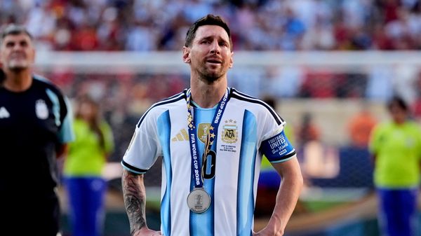 O argentino Lionel Messi chora ao final da partida da final da Copa do Mundo de futebol entre Espanha e Argentina, - Sputnik Brasil