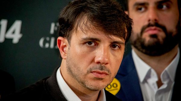 Renan Santos cabisbaixo após chorar durante coletiva do Partido Missão em São Paulo. 31 de agosto de 2026 - Sputnik Brasil