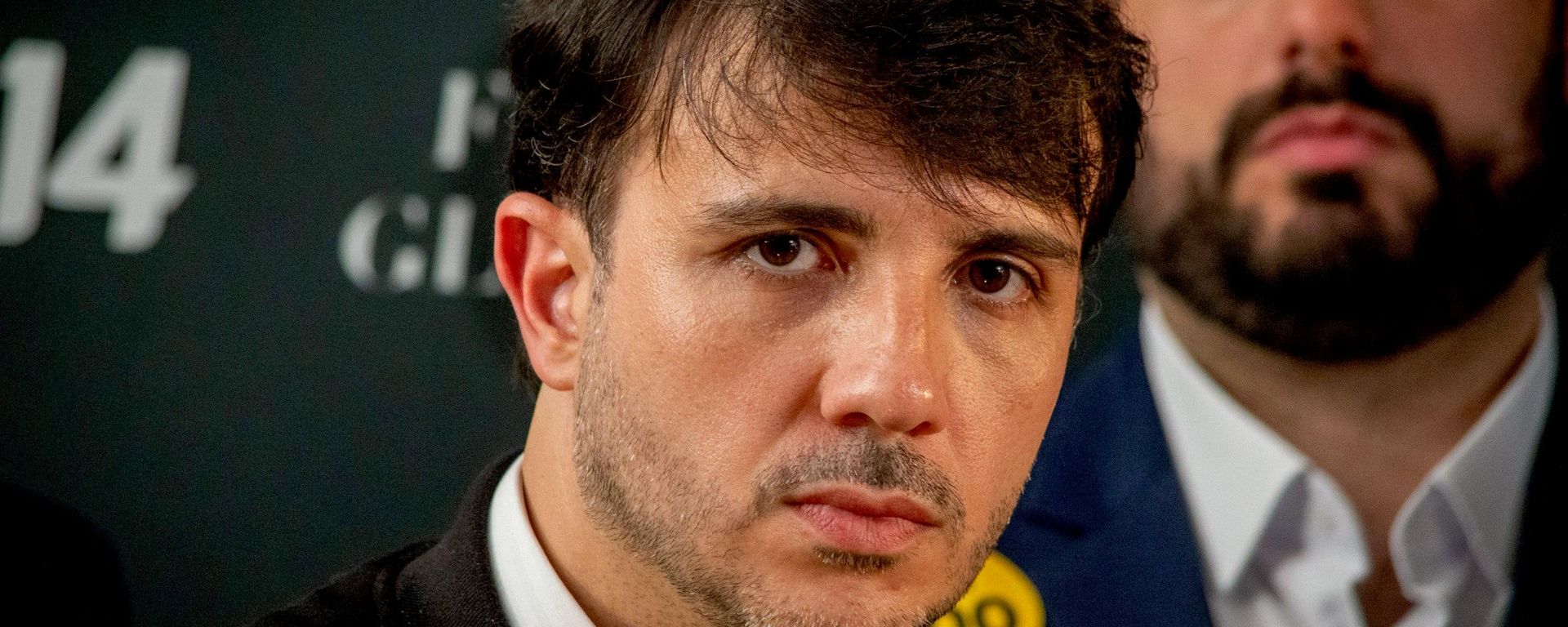 Renan Santos cabisbaixo após chorar durante coletiva do Partido Missão em São Paulo. 31 de agosto de 2026 - Sputnik Brasil, 1920, 31.08.2026