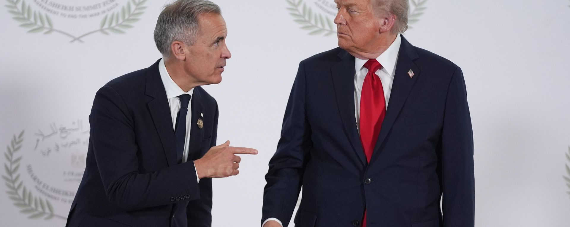O presidente Donald Trump cumprimenta o primeiro-ministro do Canadá, Mark Carney, durante uma cúpula para apoiar o fim da guerra de mais de dois anos entre Israel e Hamas em Gaza, após um acordo de cessar-fogo histórico. - Sputnik Brasil, 1920, 01.09.2026