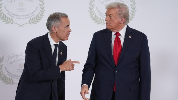 O presidente Donald Trump cumprimenta o primeiro-ministro do Canadá, Mark Carney, durante uma cúpula para apoiar o fim da guerra de mais de dois anos entre Israel e Hamas em Gaza, após um acordo de cessar-fogo histórico. - Sputnik Brasil