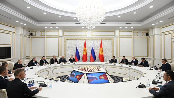 O presidente russo, Vladimir Putin, e o presidente do Quirguistão, Sadyr Zhaparov, durante uma reunião à margem da cúpula da Organização para Cooperação de Xangai (OCX) em Bishkek. - Sputnik Brasil