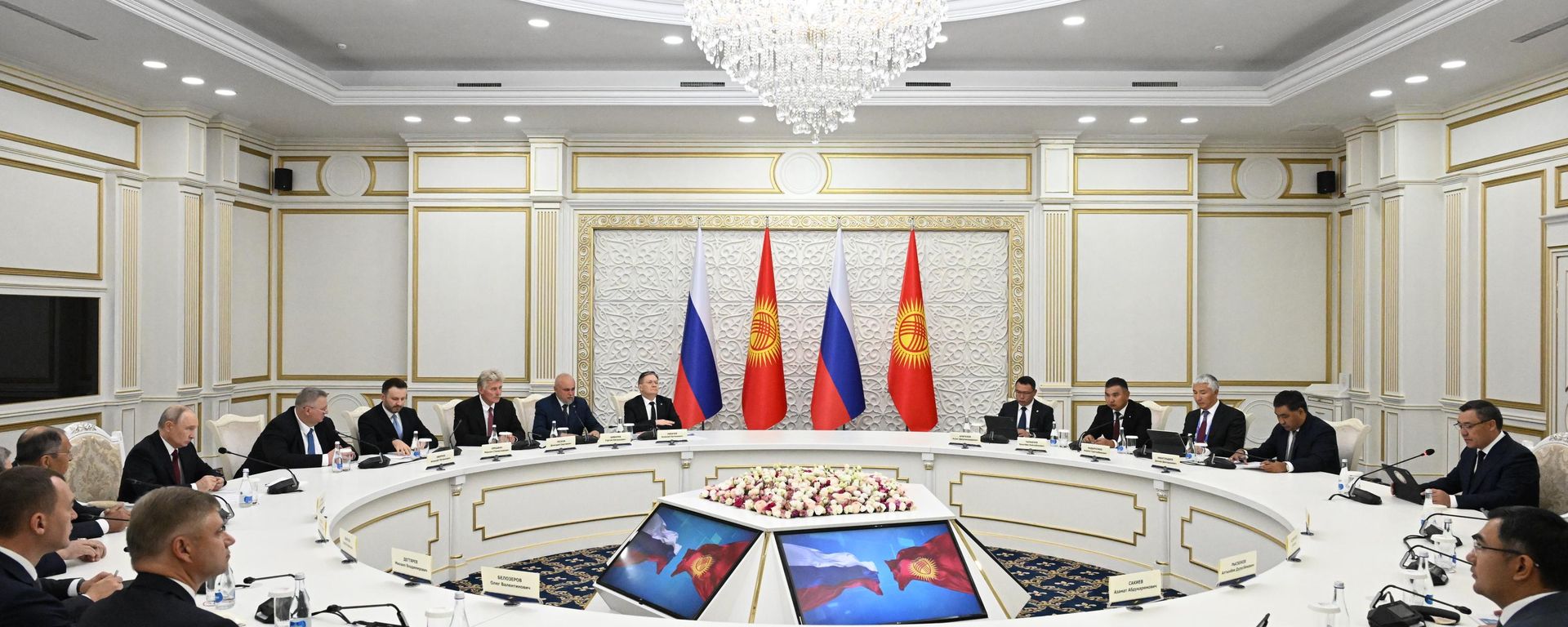 O presidente russo, Vladimir Putin, e o presidente do Quirguistão, Sadyr Zhaparov, durante uma reunião à margem da cúpula da Organização para Cooperação de Xangai (OCX) em Bishkek. - Sputnik Brasil, 1920, 02.09.2026