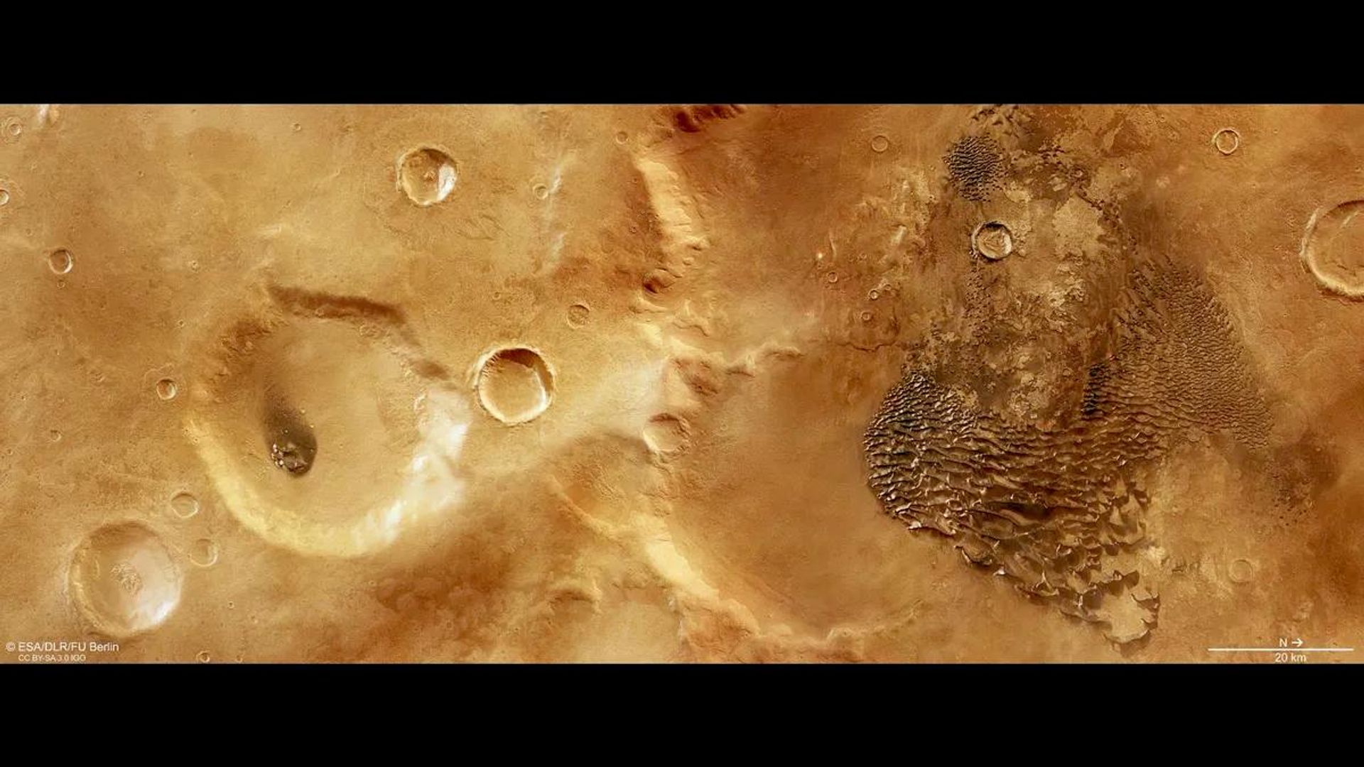Vista aérea das dunas formadas pelo vento na Cratera Kaiser